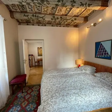 Apartment Cool Historical 1 Bedroom In Mala Strana Prague